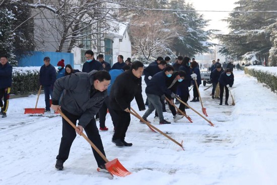 中國(guó)船舶風(fēng)帆公司積極組織掃雪，確保員工出行安全